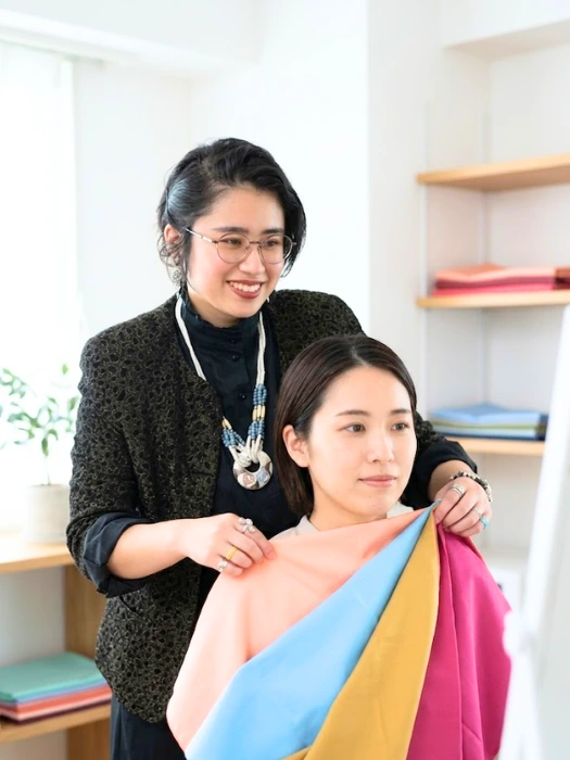 色見本のカラードレープを当てたパーソナルカラー診断の様子