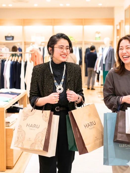 洋服店でアイテム選びをサポートする様子 — ショッピング同行